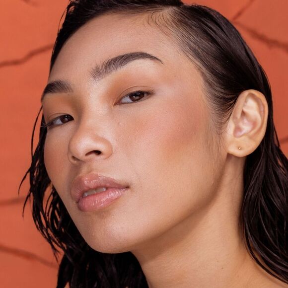 Huda Beauty FULL SIZE Glowish Pressed Powder in Fair/Cool - Picture 6 of 12